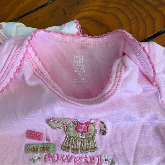 Carter’s Set of 4 Onesie Bundle Size 0-3 Months & Booties - Picture 7 of 8